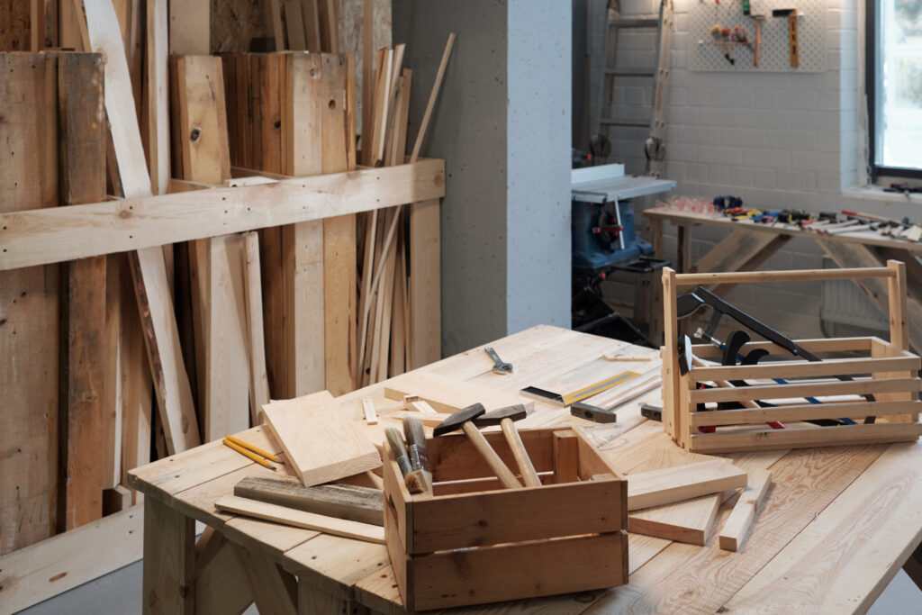Jak przekształcić i ponownie wykorzystać stare meble drewniane?